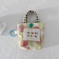 Détail de la pochette florale avec motif tulipes, lapin et crochet de suspension bleu - Lapin Tulipe Jaune Vert