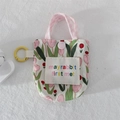 Détail de la mini pochette à motif tulipes avec sangle rose et boucle de suspension - Tulipe Florale Rose Pâle