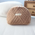 Dettaglio trousse in peluche con doppia cerniera argentata ed etichetta ricamata - Marrone