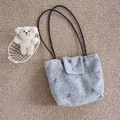 Vue détaillée du sac cabas avec broderie de nœuds et bouton-pression en métal - Gris Noeud Noir