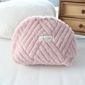 Dettaglio della borsa trucco rosa in peluche con cerniera e toppa con logo - Rosa