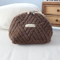 Dettaglio della borsa per cosmetici in peluche marrone scuro con texture trapuntata - Marrone
