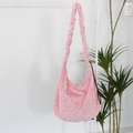 Detalle del bolso de hombro de felpa rosa con estampado de leopardo y corazones suaves - Leopardo Rosa