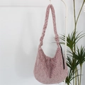 Vista detallada del bolso hobo de felpa con estampado de leopardo rosa suave - Leopardo Rosa Púrpura