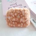 Dettaglio del portamonete in peluche a pois con chiusura a bottone a pressione - Motivo a cervo in peluche