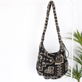 Detail der Plüsch-Hobo-Tasche mit schwarz-weißem Paisley-Muster und weicher Textur - Ethnisches Schwarzes Totem (Gebogener Boden)