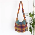 Detail der bunten Plaid-Sherpa-Einkaufstasche mit weicher Textur und Karomuster - Farbiges Gitter (Gebogener Boden)