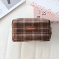 Détail de la trousse de maquillage à carreaux marron avec patch cuir et fermeture éclair - Laine Plaid Brun