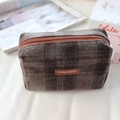 Détail de la trousse de maquillage en tweed à carreaux avec étiquette en cuir - Laine Plaid Khaki Brun