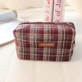 Detailansicht der roten karierten Tweed-Kosmetiktasche mit Textur und Metallreißverschluss - Wolle Rot Grau Karo