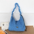Dettaglio borsa shopper in peluche blu con targhetta in metallo e tracolla con volant - Blu