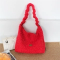 Dettaglio borsa shopper in peluche rossa con manico ondulato e placca handmade - Rosso Lucido
