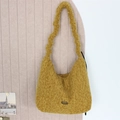 Dettaglio della borsa tote in peluche giallo zenzero con targhetta in metallo fatta a mano - Giallo Senape