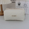 Nahaufnahme der gesteppten Kosmetiktasche mit May Rabbit Label und Silber-Reißverschluss - Gestepptes Plissiertes Beige Weiß