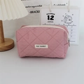 Detail der rosa gesteppten Kosmetiktasche mit Herzmuster-Relief und Reißverschluss-Design - Gestepptes Plissiertes Rosa