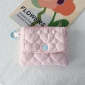 Dettaglio di un portamonete rosa trapuntato a cuore con tasca blu e gancio in plastica - Cuore Rosa in Tessuto Increspato