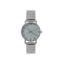Gros plan d'une montre à quartz argentée avec bracelet élastique et cadran en verre facetté - Gris