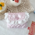 Detail van roze gewatteerde hartjes portemonnee met witte kanten rand en drukknoopsluiting - Roze