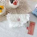 Close-up van witte gewatteerde hartjesportemonnee met kanten rand en roze knoop - Wit
