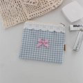 Dettaglio della borsa a quadri blu con bordo in pizzo bianco e fiocco rosa - Piccoli Scacchi Blu