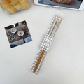 Dettaglio di bacchette in bambù per bambini con stelle in una scatola regalo trasparente - Chef Coniglio