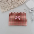 Detail der rot-weiß karierten Tasche mit rosa Schleife, Spitze und Reißverschluss - Kleines Schachbrett Rot