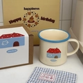 Dettaglio della tazza in ceramica con disegno di casa e confezione regalo coordinata - 270ML / Casa Rossa
