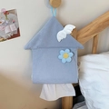 Detail der blauen Taschentuchbox in Hausform aus Cord mit Plüschblume und Engelsflügel - Blaue Flügel