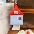 Porta fazzoletti in tessuto a forma di casa con tetto a pois rossi appeso a un mobiletto - Casa Blu e Rossa