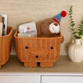 Detalle de la cesta de almacenamiento tejida con forma de oso y cara bonita en un estante - Pequeño [28*23*17.5cm]