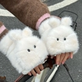 Vista in prima persona di guanti a forma di coniglio in peluche sul manubrio - Coniglio Bianco