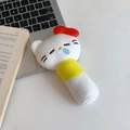 Detail eines niedlichen weißen Plüschhandspiegels mit gesticktem schläfrigem Gesicht - Rotznasen-Katze