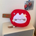 Vue détaillée de la pochette chat en toile rouge montrant texture et points de broderie - Chat Pomme