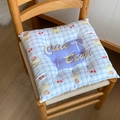 Details eines quadratischen Sitzkissens mit blauem Karomuster, Bär und Kirschmotiven - 40x40cm / Violettes Karo