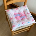Detail eines rosa-weiß karierten Sitzkissens mit Plüschtextur und süßer Stickerei - 40x40cm / Rosa Kariert