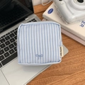 Detailopname van blauw gestreept etui met geborduurde strik op een laptoptoetsenbord - Stijl 04 (Doufubao 04)