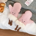 Dettaglio di muffole rosa a cartone animato con sorriso e bordo in pelliccia sintetica - Rosa