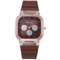 Détails du bracelet en silicone marron et lunette or rose sur une montre à quartz carrée - Marron