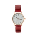 Montre minimaliste avec bracelet en cuir verni rouge et boîtier rond en or rose sur blanc - Rouge