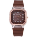 Gros plan détaillé du bracelet en silicone brun et du cadran carré de montre quartz - Marron