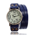 Vue détaillée de la montre rétro à quartz avec bracelet triple tour en cuir bleu et rivets - Bleu