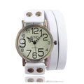 Détail d'une montre quartz vintage avec bracelet cuir blanc triple tour et rivets - Blanc
