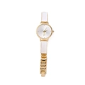 Détail d'une montre à quartz dorée élégante avec maillons en émail blanc et cadran épuré - Or Sans Diamant