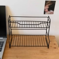 Detailansicht des doppelstöckigen schwarzen Metallregals für Küche und Schreibtischordnung - 27.5*13*20cm / Schwarz