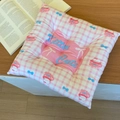 Détail d'un coussin de chaise à carreaux roses avec motif de chaton sur un bureau - 40*40cm / Rose à Carreaux