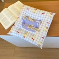Détail d'un coussin à carreaux bleus avec motif d'ours mignon et texture matelassée - 40*40cm / Plaid violet