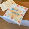 Détail d'un coussin à carreaux matelassé avec imprimé Sweet Puppy sur une chaise - 40*40cm / Carreaux Jaunes