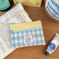 Vue détaillée de la pochette à carreaux double couche avec écusson chien et zip bleu - Card Holder / Plaid Bleu