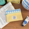 Vue détaillée de la pochette en toile jaune avec ruban à carreaux et patch de chiot - Card Holder / Jaune Lait