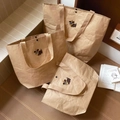 Detaillierte Nahaufnahme von Cartoon-Hunde-Stickerei auf braunem Papier-Tote-Bag-Set - Klein